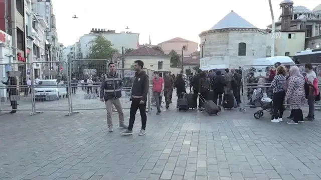 İstiklal Caddesi Yaya Trafiğine Açıldı İstiklal Caddesi Yaya Trafiğine Açıldı