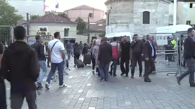 İstiklal Caddesi Yaya Trafiğine Açıldı İstiklal Caddesi Yaya Trafiğine Açıldı