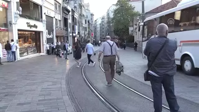 İstiklal Caddesi Yaya Trafiğine Açıldı İstiklal Caddesi Yaya Trafiğine Açıldı