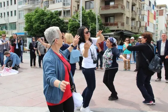 Manisa'daki 1 Mayıs Kutlamalarında Türkiye Mozaiği Manisa'daki 1 Mayıs Kutlamalarında Türkiye Mozaiği