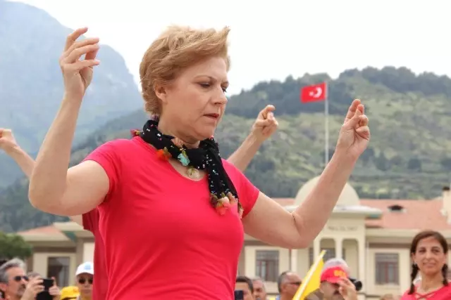 Manisa'daki 1 Mayıs Kutlamalarında Türkiye Mozaiği Manisa'daki 1 Mayıs Kutlamalarında Türkiye Mozaiği