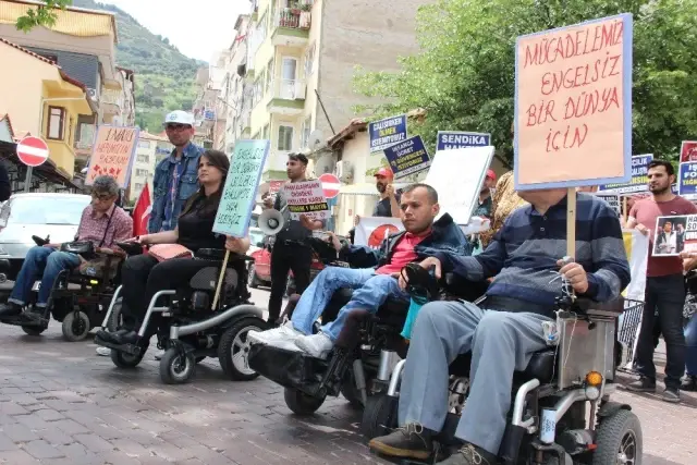 Manisa'daki 1 Mayıs Kutlamalarında Türkiye Mozaiği Manisa'daki 1 Mayıs Kutlamalarında Türkiye Mozaiği