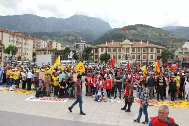 Manisa'daki 1 Mayıs Kutlamalarında Türkiye Mozaiği Manisa'daki 1 Mayıs Kutlamalarında Türkiye Mozaiği