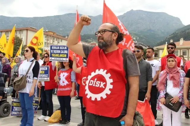 Manisa'daki 1 Mayıs Kutlamalarında Türkiye Mozaiği Manisa'daki 1 Mayıs Kutlamalarında Türkiye Mozaiği