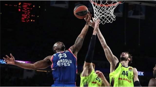 Son Dakika! Anadolu Efes, Barcelona Lassa'yı 80-71 yenik Ederek Final-Four'a Yükseldi!
