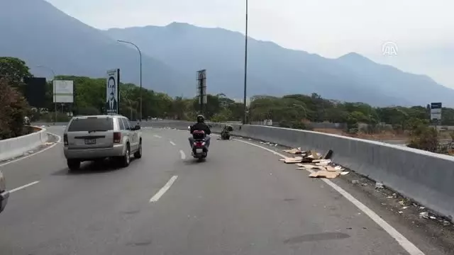Venezuela'da Muhalifler La Carlota Hava Üssü Çevresinde Toplanıyor Venezuela'da Muhalifler La Carlota Hava Üssü Çevresinde Toplanıyor