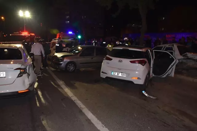 Adıyaman'da Zincirleme Trafik Kazası: 6 Yaralı Adıyaman'da Zincirleme Trafik Kazası: 6 Yaralı