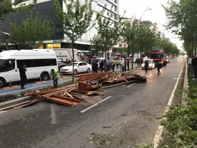 Batman'da Kuvvetli Fırtına Çatıları Uçurdu