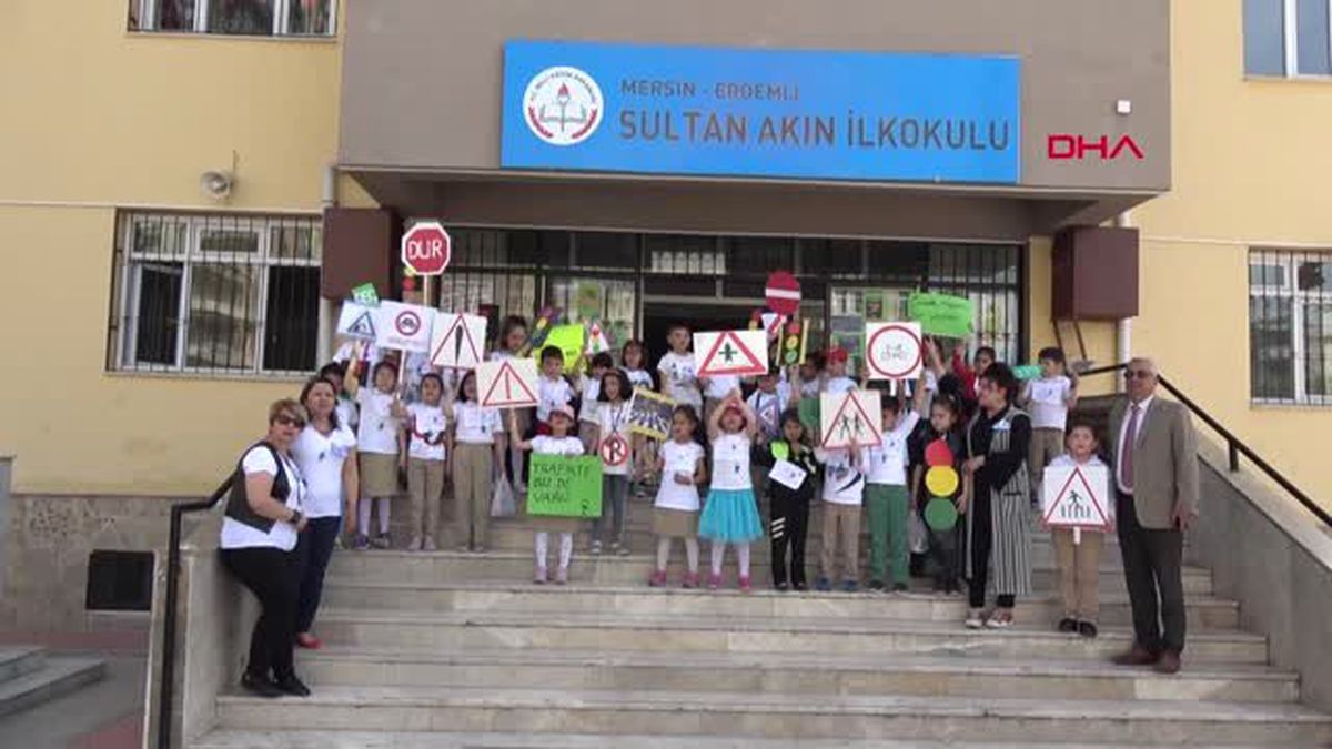 Mersin Öğrenciler, Yaya Önceliğine Dikkat Çekmek Yolu Kapattı
