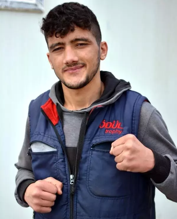 Muay Thai ve Kick Boksta Dünya 3'üncüsü Genç, Kaynak Ustası Oldu Muay Thai ve Kick Boksta Dünya 3'üncüsü Genç, Kaynak Ustası Oldu