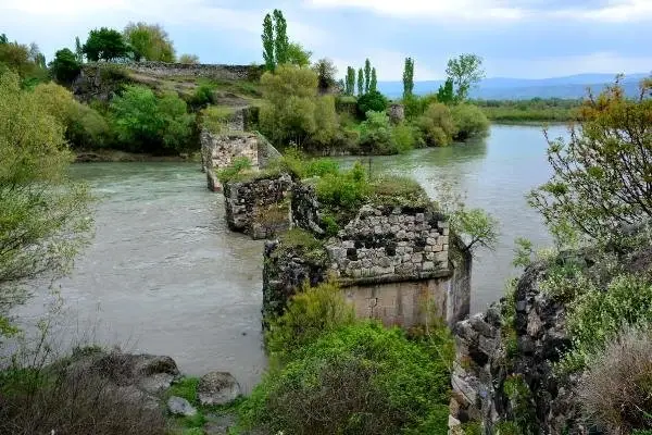 Tarihi Boğazkesen Köprüsü Restore Edilmezse Yok Olacak Tarihi Boğazkesen Köprüsü Restore Edilmezse Yok Olacak
