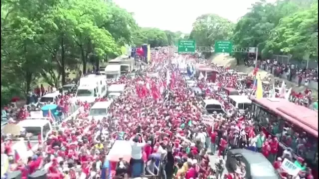 Venezuela'da Hükümet Destekçileri Sokakta Venezuela'da Hükümet Destekçileri Sokakta