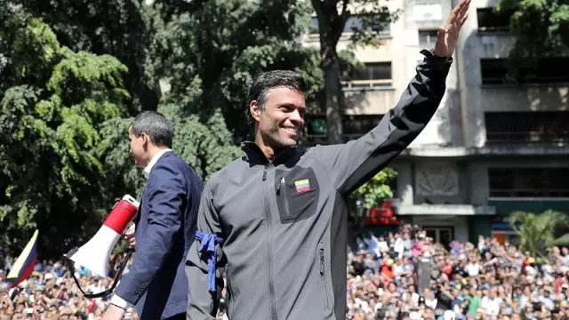 Venezuela'da Muhalif Lider Lopez'e Tutuklama Kararı; Maduro'dan Askerle Güç Gösterisi Venezuela'da Muhalif Lider Lopez'e Tutuklama Kararı; Maduro'dan Askerle Güç Gösterisi