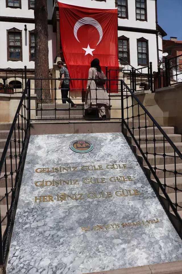 Yüzyıllardır Dünyaya Işık Oluyor Yüzyıllardır Dünyaya Işık Oluyor