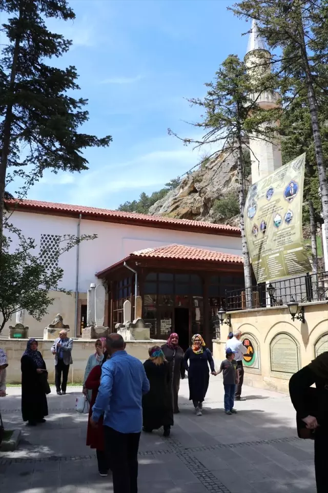 Yüzyıllardır Dünyaya Işık Oluyor Yüzyıllardır Dünyaya Işık Oluyor