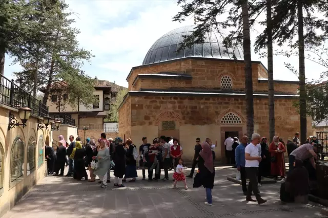 Yüzyıllardır Dünyaya Işık Oluyor Yüzyıllardır Dünyaya Işık Oluyor