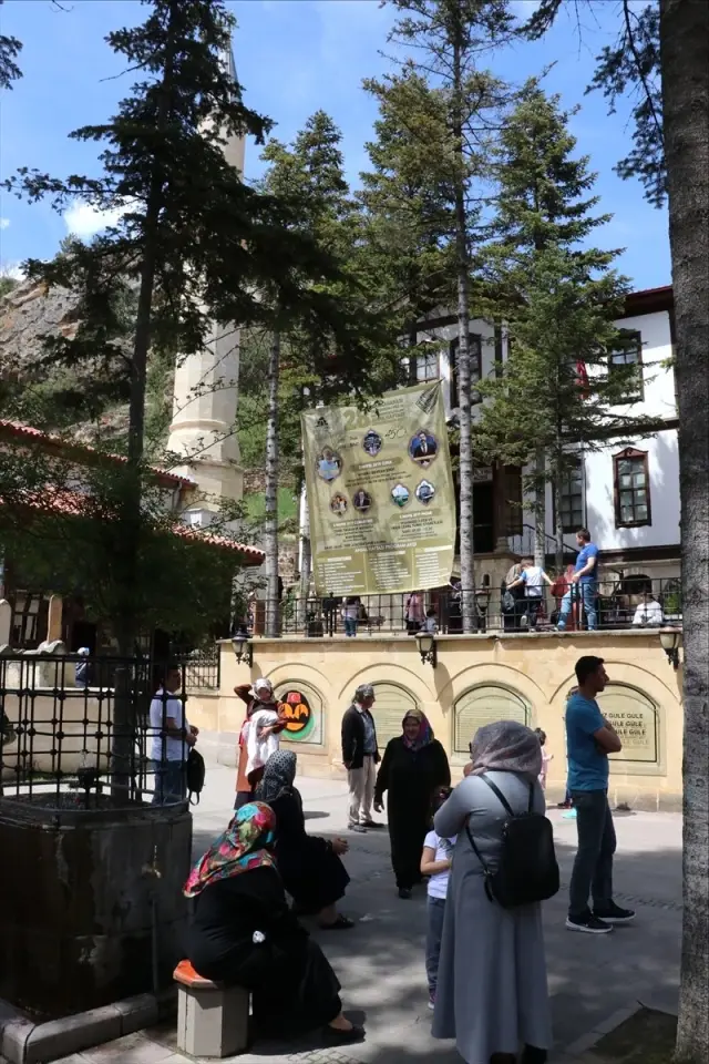 Yüzyıllardır Dünyaya Işık Oluyor Yüzyıllardır Dünyaya Işık Oluyor