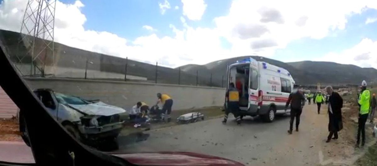 Bayburt'ta Takla Atan Otomobilde Sıkışan Sürücü Kurtarıldı
