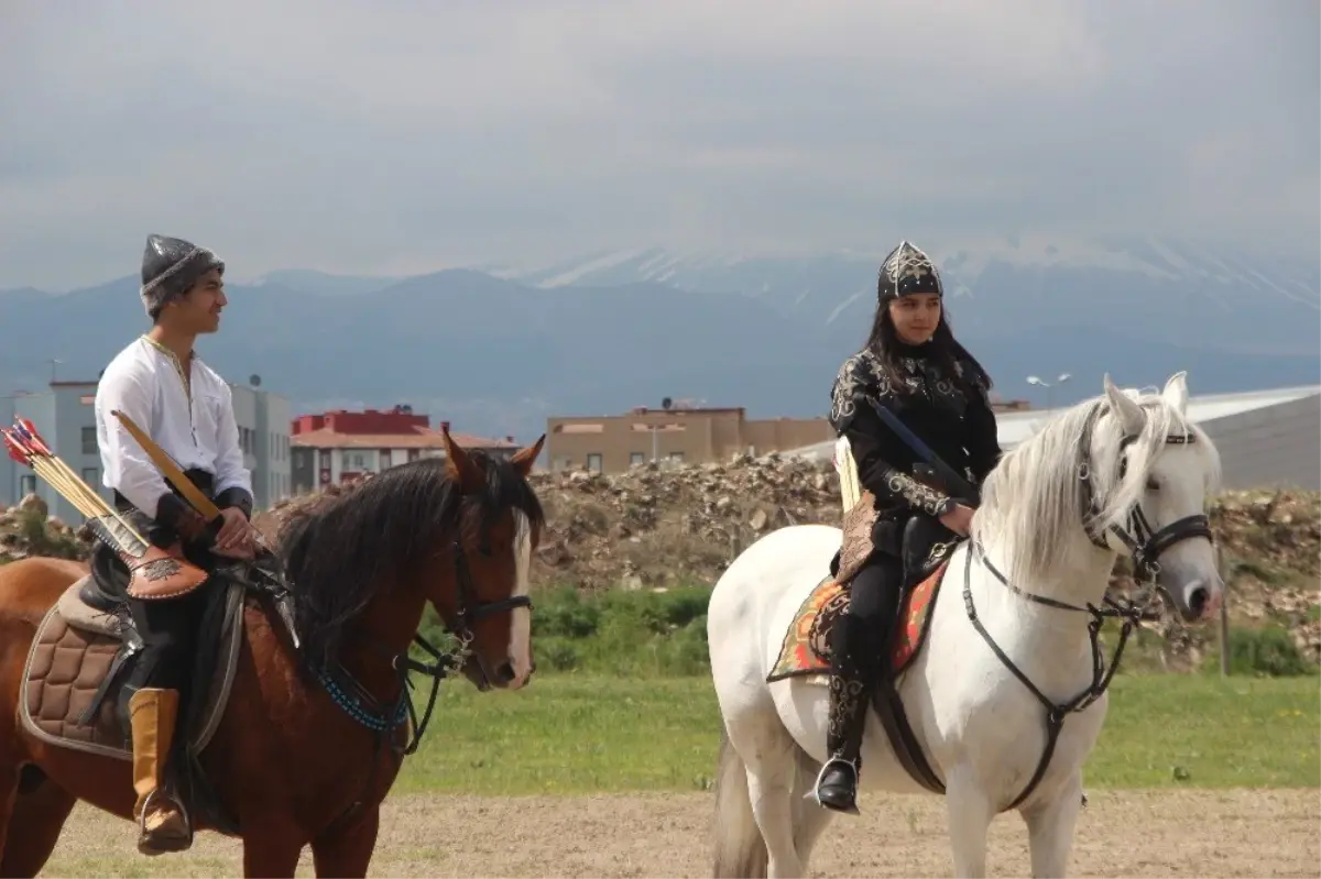 Erü Atçılık Şöleni'nde Atlı Okçular Nefes Kesti