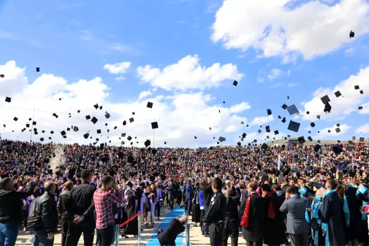 erzincan binali yildirim universitesinden mezun olan 3 bin 740 ogrenci kep atti