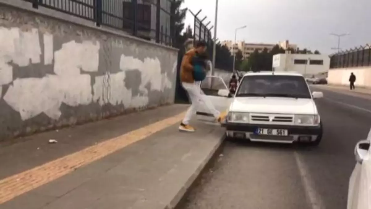 Eşi ve Çocuğuna Yolda Şiddet Uyguladı