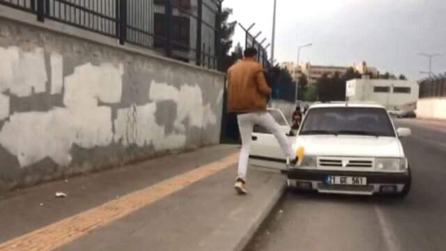 Gözü Dönmüş Cani, Eşi ve Çocuğuna Yolda Şiddet Uyguladı
