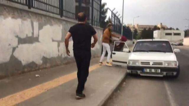 Gözü Dönmüş Cani, Eşi ve Çocuğuna Yolda Şiddet Uyguladı