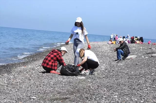 Lise Öğrencileri Sahilde Temizlik Yaptı