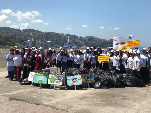 Lise Öğrencileri Sahilde Temizlik Yaptı