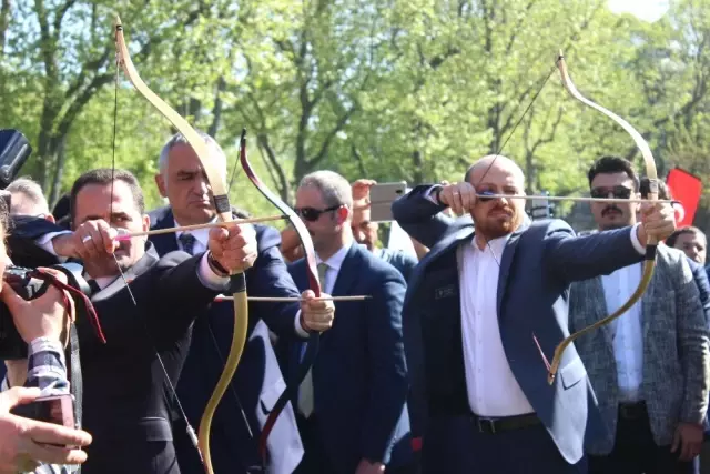 Ruz-ı Hızır Okçuluk Sezonu Bakan Ersoy ve Bilal Erdoğan'ın Ok Atışıyla Başladı Ruz-ı Hızır Okçuluk Sezonu Bakan Ersoy ve Bilal Erdoğan'ın Ok Atışıyla Başladı