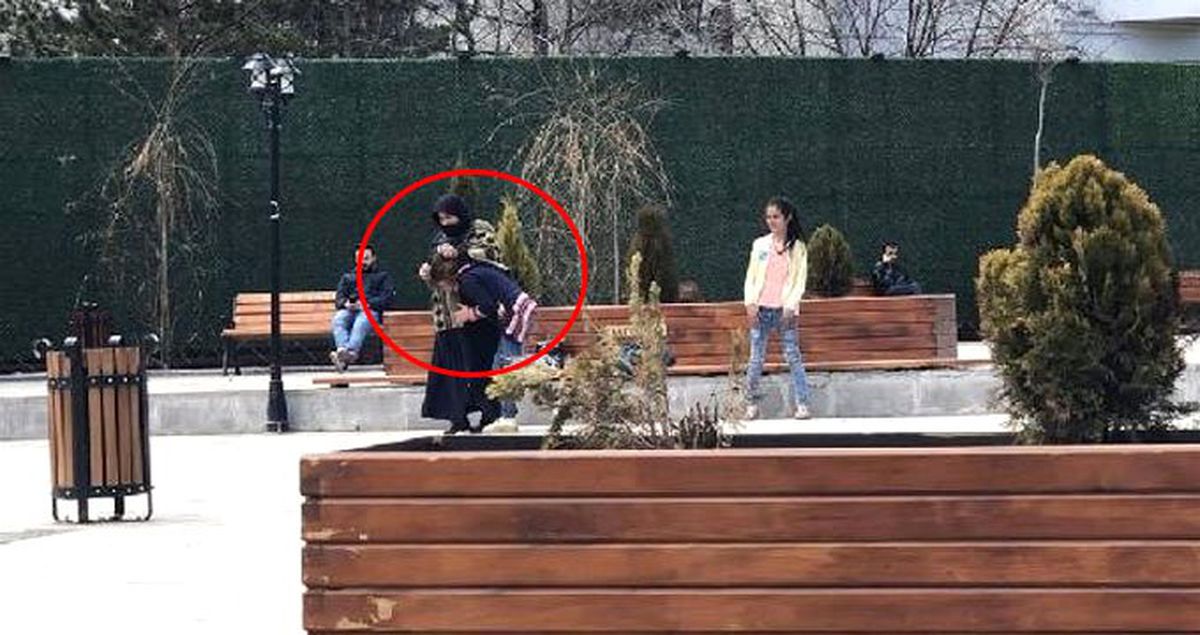 Sosyal Deneyi Gerçek Sanan Vatandaşlar, Kızını Döven Anneye Anında Müdahale Etti