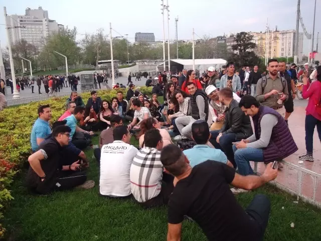 Taksim'de Şarkı Söylen İranlı Turistler Büyük İlgi Gördü Taksim'de Şarkı Söylen İranlı Turistler Büyük İlgi Gördü