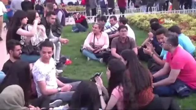 Taksim'de Şarkı Söylen İranlı Turistler Büyük İlgi Gördü Taksim'de Şarkı Söylen İranlı Turistler Büyük İlgi Gördü