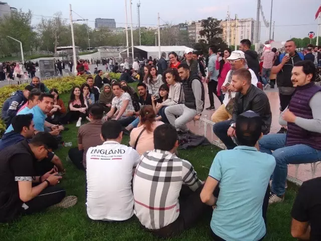 Taksim'de Şarkı Söylen İranlı Turistler Büyük İlgi Gördü Taksim'de Şarkı Söylen İranlı Turistler Büyük İlgi Gördü