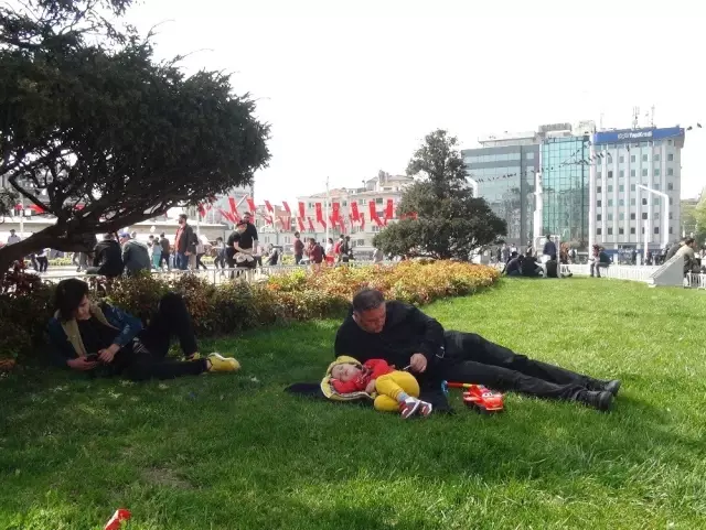 Taksim'de Şarkı Söylen İranlı Turistler Büyük İlgi Gördü Taksim'de Şarkı Söylen İranlı Turistler Büyük İlgi Gördü