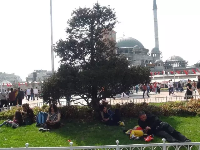Taksim'de Şarkı Söylen İranlı Turistler Büyük İlgi Gördü Taksim'de Şarkı Söylen İranlı Turistler Büyük İlgi Gördü