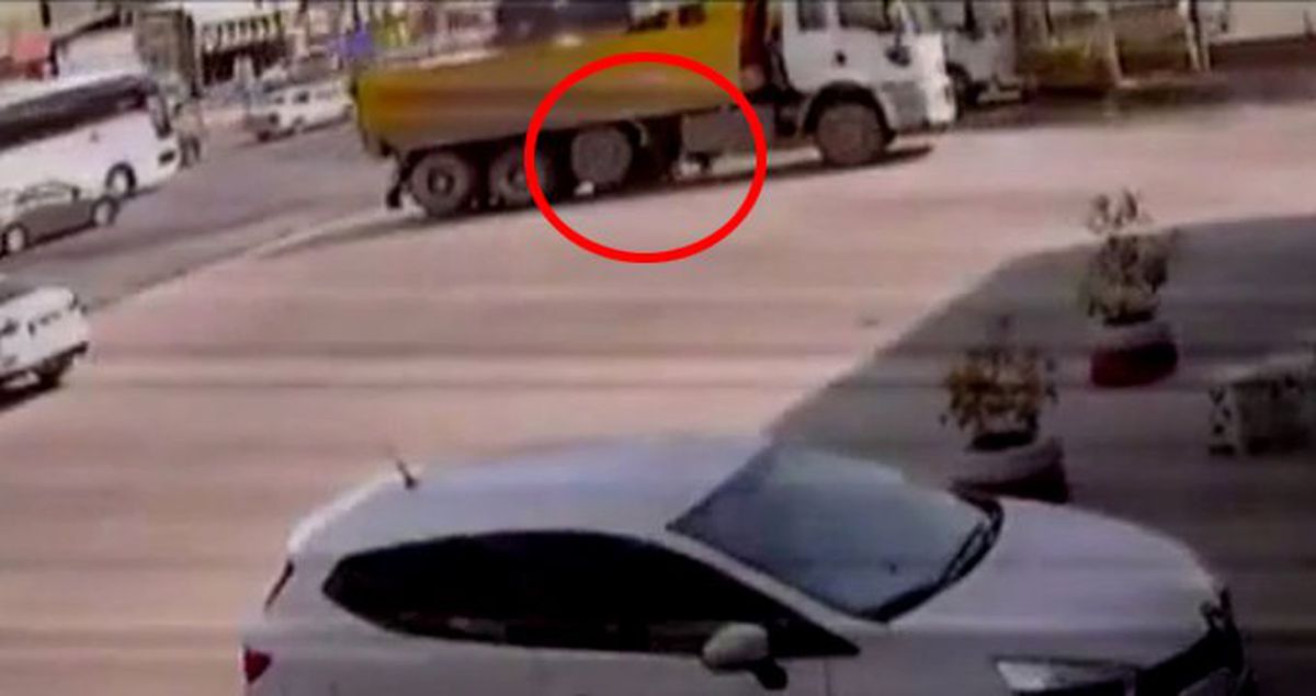 Yaşlı Adamın Hafriyat Kamyonunun Altında Ezilme Anı Güvenlik Kamerasında