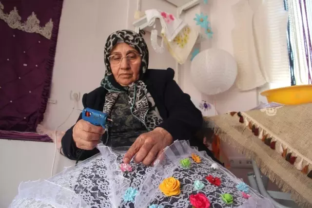 72 Yaşında, Gelinlik Kızlara Çeyiz Hazırlıyor