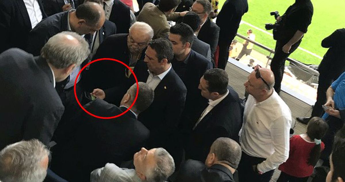 Ali Koç Devre Arasında Basın Mensuplarının Yanına Gelip, Soldado'nun Pozisyonunu İnceledi