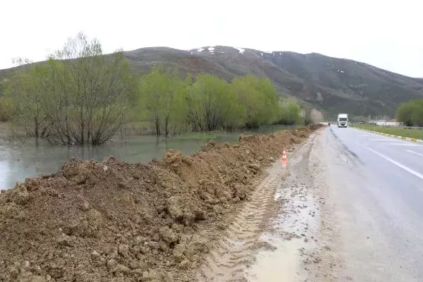 Erzincan'da Tarım Arazileri Su Altında Kaldı, Demiryolu Ulaşımı Durdu