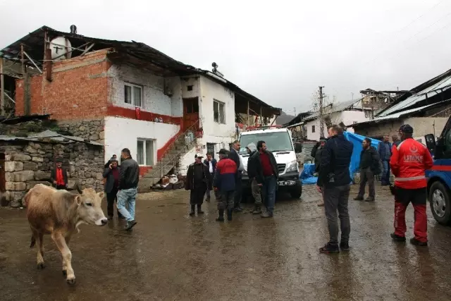 Erzurum'da Ahır Çöktü: 2 Ölü 6 Yaralı Erzurum'da Ahır Çöktü: 2 Ölü 6 Yaralı