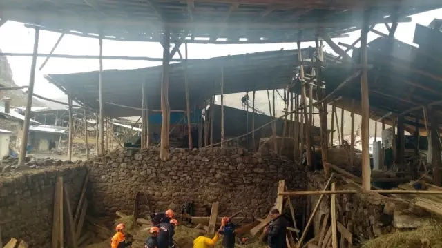 Erzurum'da Ahır Çöktü: 2 Ölü 6 Yaralı Erzurum'da Ahır Çöktü: 2 Ölü 6 Yaralı
