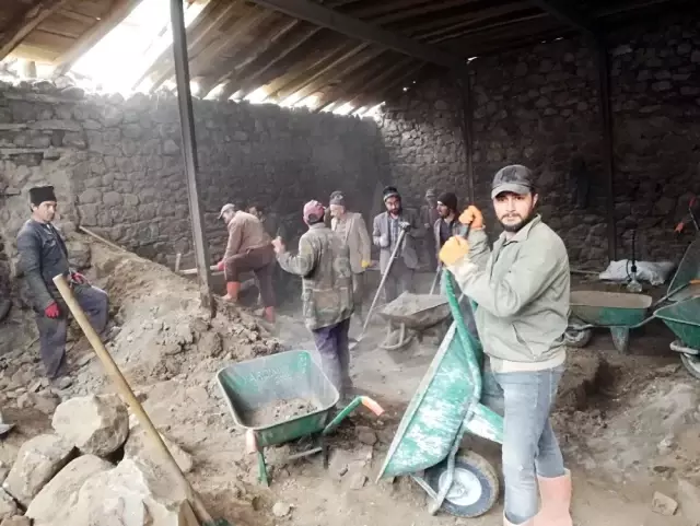 Erzurum'da Ahır Çöktü: 2 Ölü 6 Yaralı Erzurum'da Ahır Çöktü: 2 Ölü 6 Yaralı