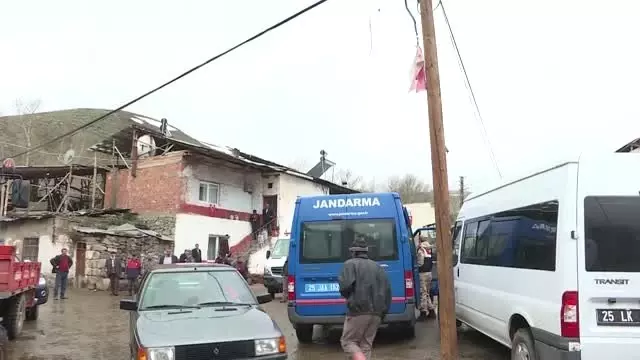 Erzurum'da Bir Ahırın Çatısı Çöktü: 2 Ölü, 6 Yaralı (4) Erzurum'da Bir Ahırın Çatısı Çöktü: 2 Ölü, 6 Yaralı (4)