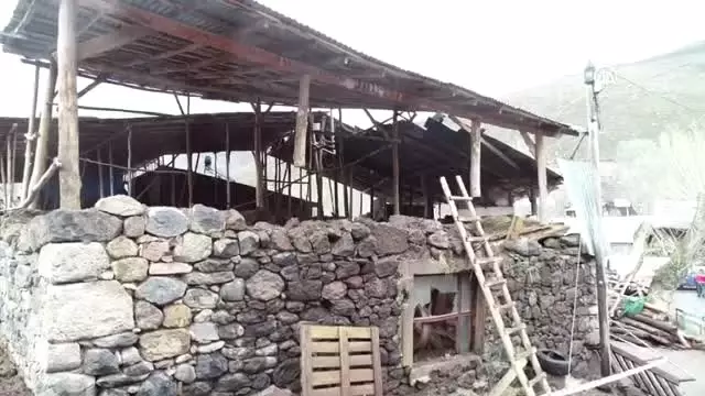 Erzurum'da Bir Ahırın Çatısı Çöktü: 2 Ölü, 6 Yaralı (3) Erzurum'da Bir Ahırın Çatısı Çöktü: 2 Ölü, 6 Yaralı (3)