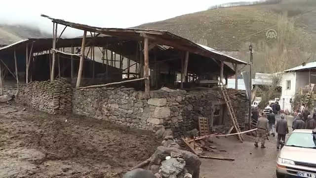 Erzurum'da Bir Ahırın Çatısı Çöktü: 2 Ölü, 6 Yaralı (4) Erzurum'da Bir Ahırın Çatısı Çöktü: 2 Ölü, 6 Yaralı (4)