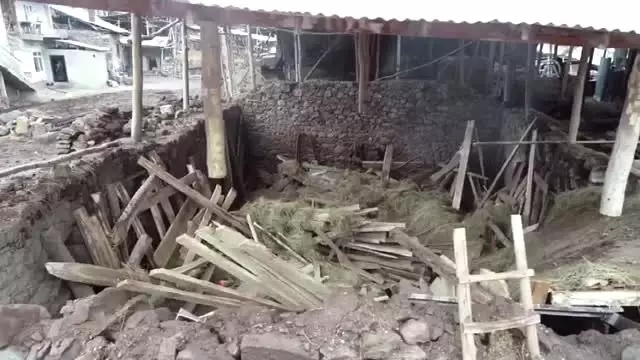 Erzurum'da Bir Ahırın Çatısı Çöktü: 2 Ölü, 6 Yaralı (3) Erzurum'da Bir Ahırın Çatısı Çöktü: 2 Ölü, 6 Yaralı (3)