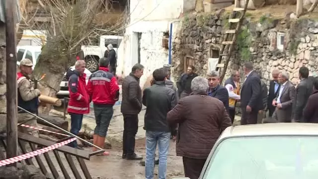 Erzurum'da Bir Ahırın Çatısı Çöktü: 2 Ölü, 6 Yaralı (4) Erzurum'da Bir Ahırın Çatısı Çöktü: 2 Ölü, 6 Yaralı (4)