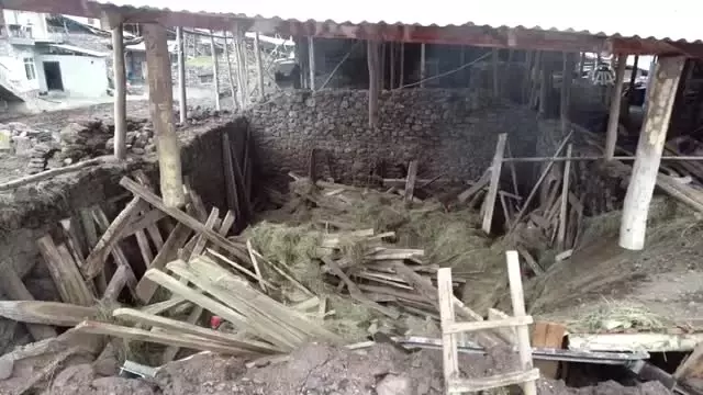 Erzurum'da Bir Ahırın Çatısı Çöktü: 2 Ölü, 6 Yaralı (3) Erzurum'da Bir Ahırın Çatısı Çöktü: 2 Ölü, 6 Yaralı (3)