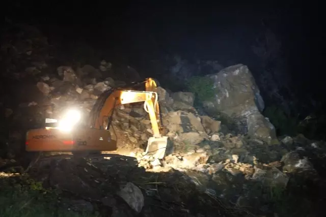 Giresun-Şebinkarahisar Kara Yolunda Heyelan Ulaşımı Kapattı